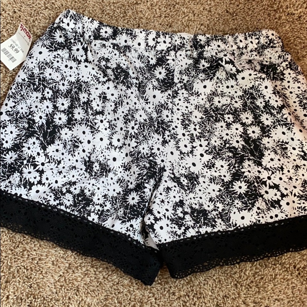 Shorts - Picture 2 of 3
